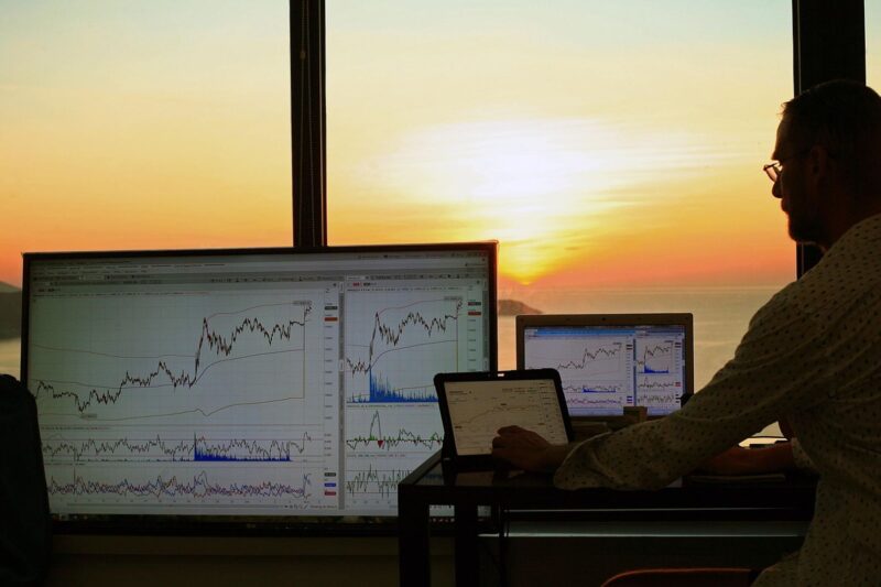 Analysts See XRP Hitting $4, Solana $250 as ETF Buzz Builds