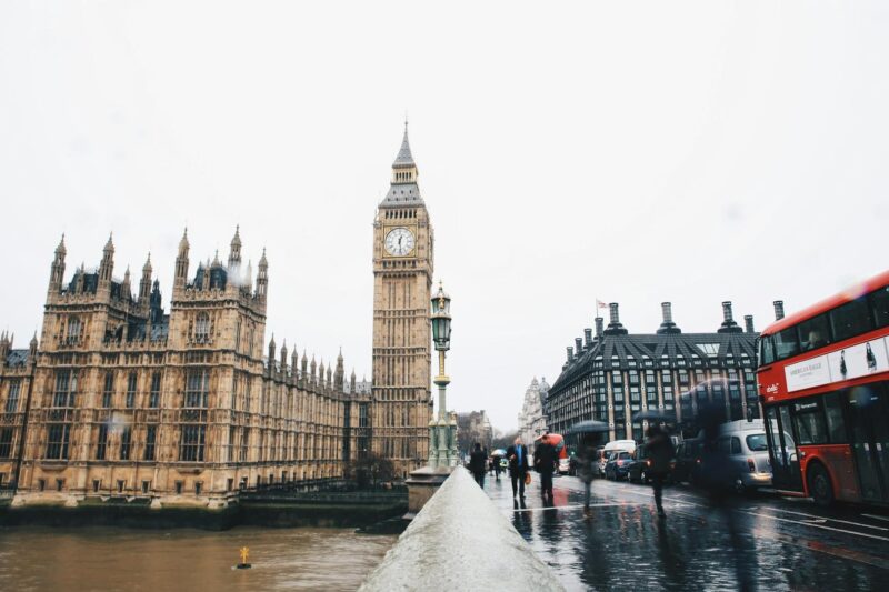 Ex-UK Chancellor backs bitcoin as alternative to failing systems